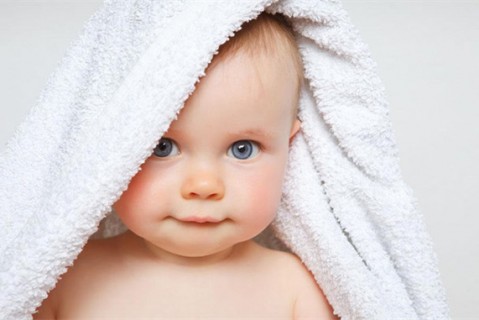 初乳很黄是不是不干净不可以喝？母乳怎么喂养北京捐卵宝宝？